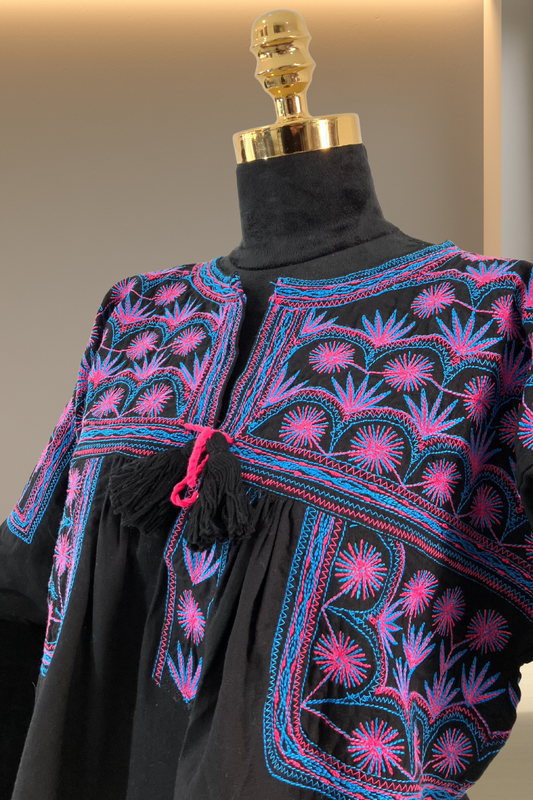 Blusa Tlahuitoltepec negro y rosa