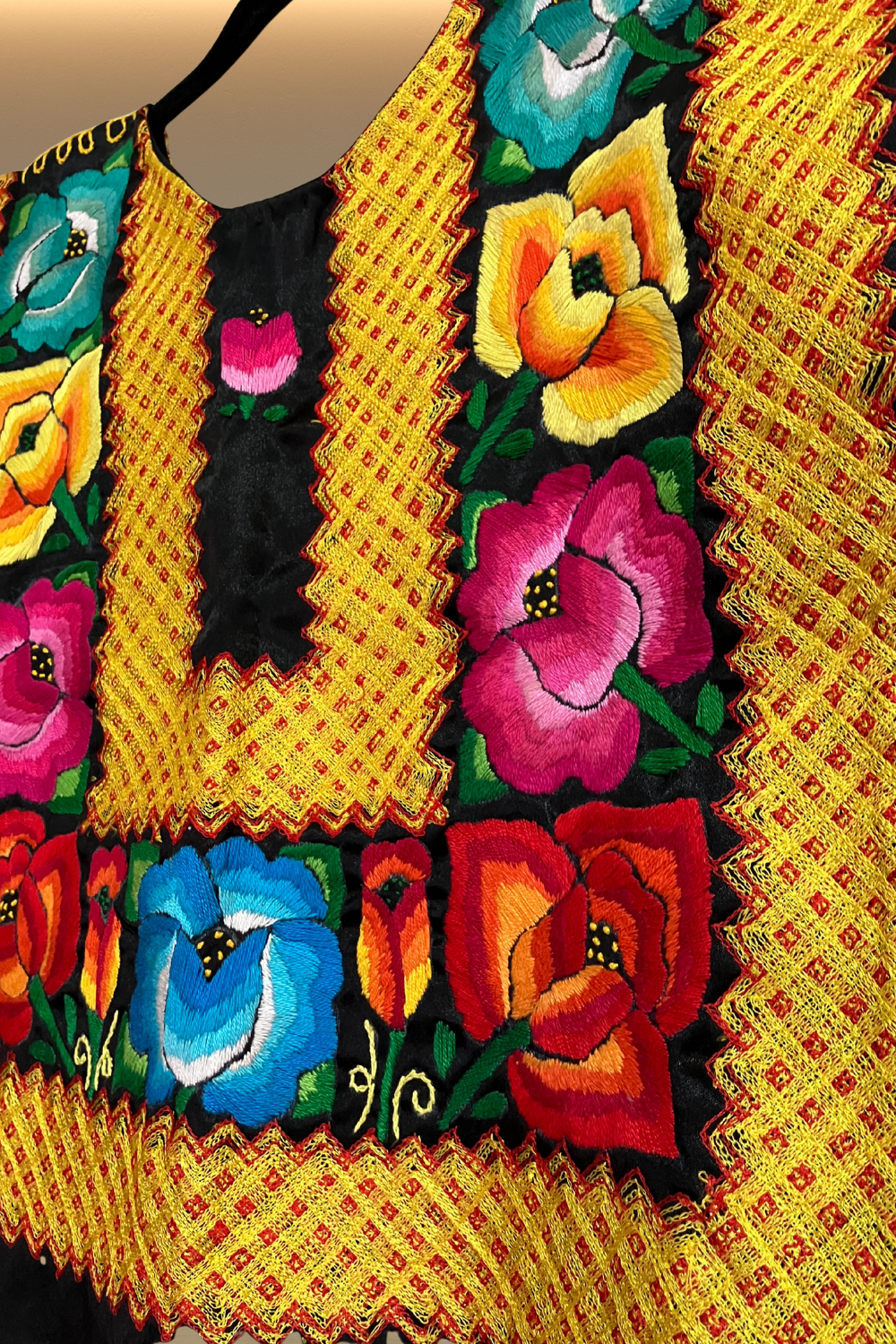 Huipil Frida de cadenilla y bordado negro